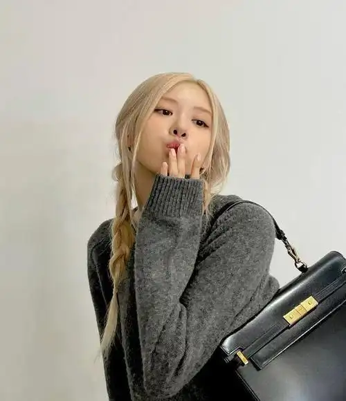 lisa凉透了朴彩英心情大好背爱马仕晒16张绝美自拍吃雪糕庆祝