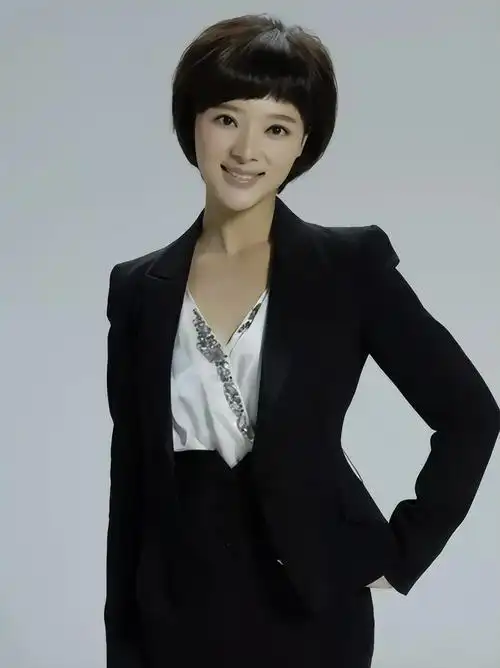 回顾央视胡蝶:与大12岁丈夫闪婚,一个人产检带娃,却说自己很幸福