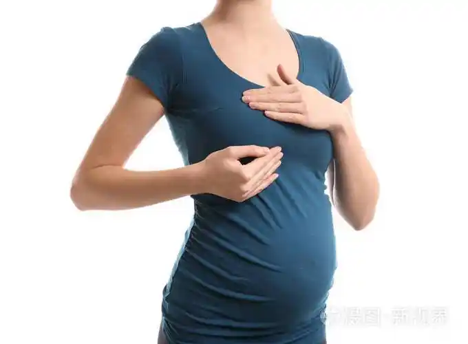孕妇在白色背景下抚摸乳房
