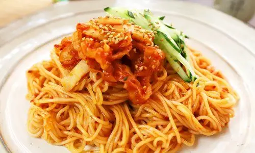 韩式辣白菜拌面的做法