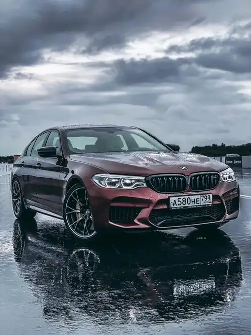 红色的宝马m5这就是最靓丽的表现