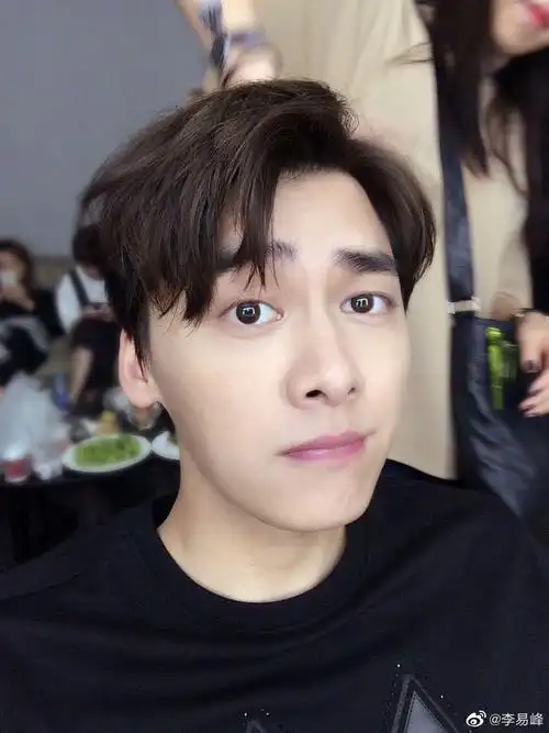 李易峰更博晒帅气自拍 邀你来直播间看自信的眉毛