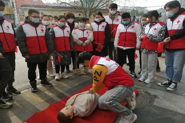 红十字志愿者街头庆新年