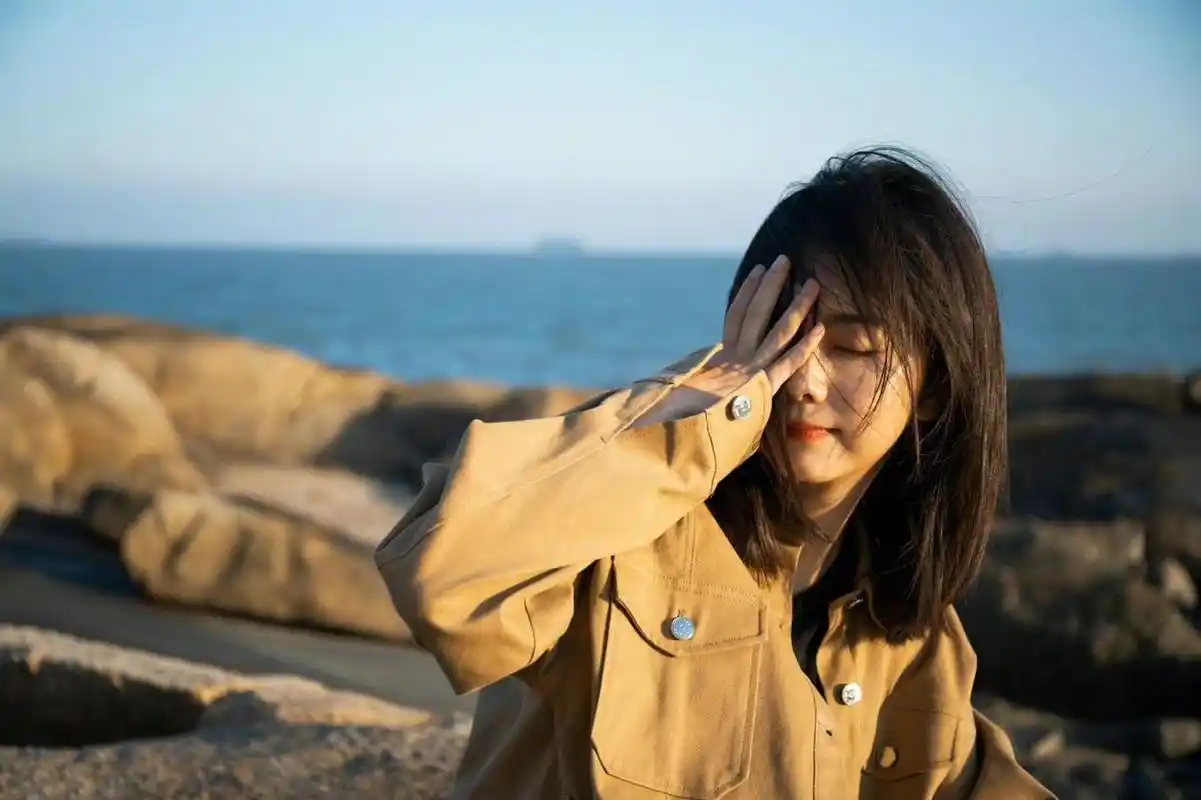 谭松韵:未来的不老女神 谭松韵在海边拍照,33岁的年龄却好比二八少女