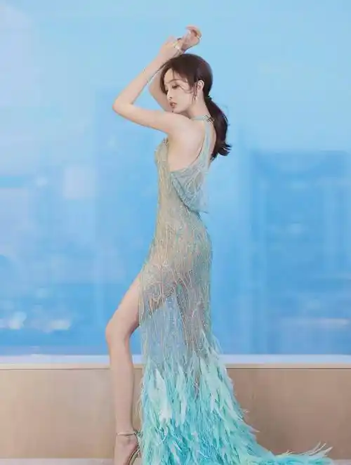 吴宣仪绿蓝镂空礼服惊艳全场吴宣仪绿蓝镂空礼服惊艳全场让我们期待