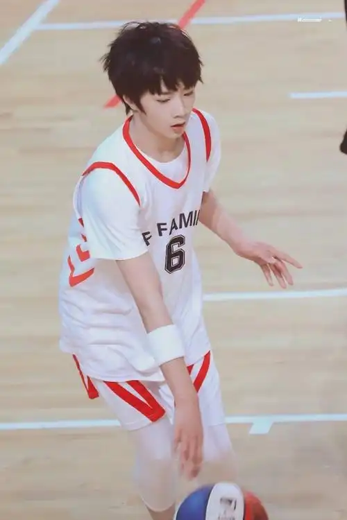 明星同人小说 马嘉祺之初夏微凉刘耀文打篮球么…… 耀文擦了擦额头的