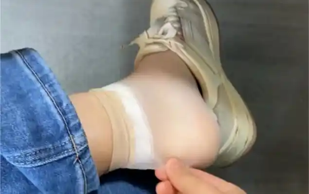 牛仔裤加短丝加运动鞋真的yyds