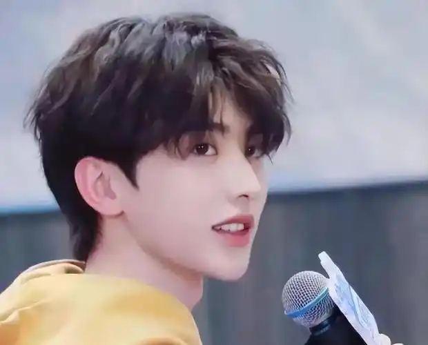 蔡徐坤近照都快认不了躺沙发上显颓废但身上肌肉增加了不少