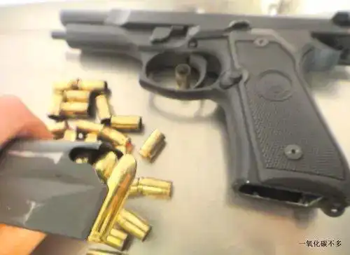 子弹风暴:体验《英雄本色》发哥的神器伯莱塔92