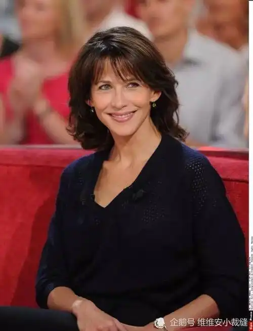 不愧是法国女神苏菲·玛索,留了30年法式刘海宛如少女55岁依旧性感