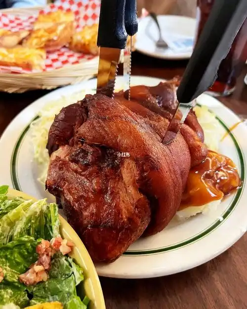 滑铁卢的网红猪肘餐馆,这么一大桌才一百多刀,酸菜