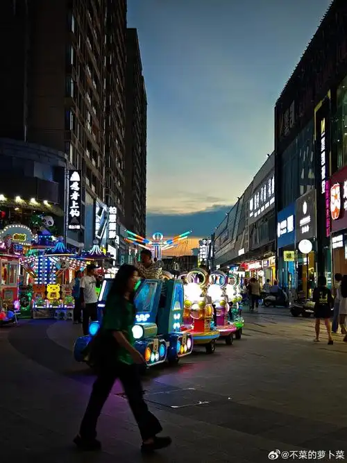 晚上在镇上的随手拍,今晚心血来潮,来逛逛镇上的其中的一个商圈.