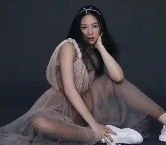 59岁甄子丹结婚20年补办婚礼,妻女像姐妹花,王宝强带新女友道贺