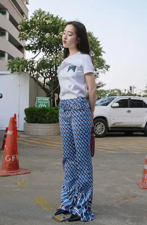 旅行学05年的邓恩熙穿搭,穿上一款碎花裙,文艺又很好看!_网易订阅