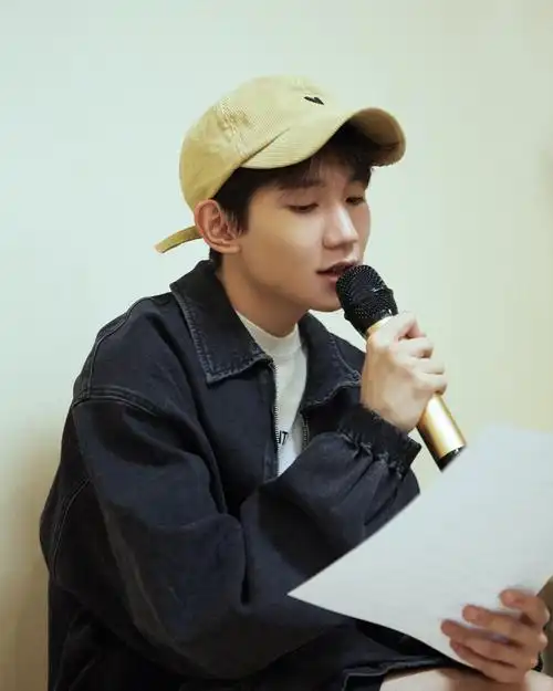 非常开心的"蹦蹦跳跳"进教室|王源|教室|声乐_新浪新闻