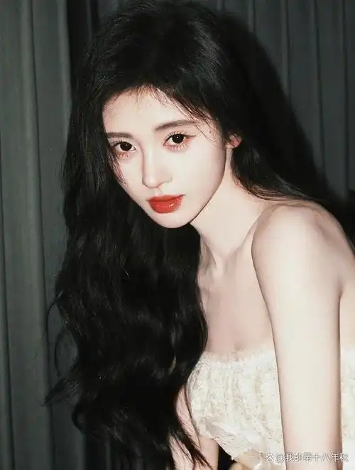 鞠婧祎分享胶片风写真,抹胸裙造型清新甜美