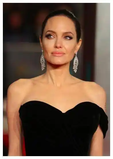 美人迟暮岁月是刀从最美罗拉到黑魔女安吉丽娜朱莉造型进化史