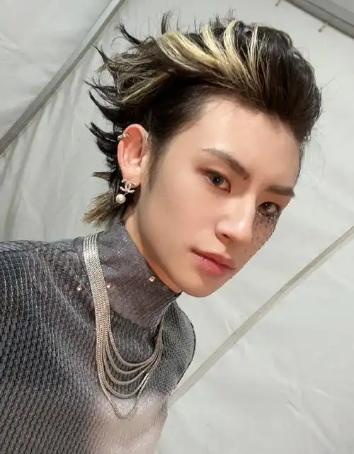 小鬼单侧碎钻眼妆##小鬼金色挑染