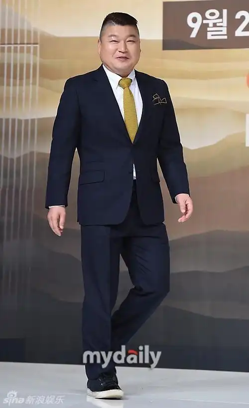 组图:姜虎东新节目发布会 动作夸张表情搞笑