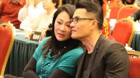 王姬老公照片曝光节目上故意装作不认识丈夫主持人都被唬住了