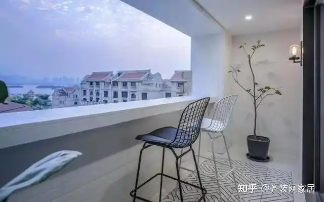 开放式阳台跟封闭式阳台相比,可以让阳光直接照射到室内,它的整体采光