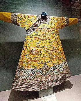 明黄色缂丝彩云蝠寿金龙纹男单龙袍,乾隆