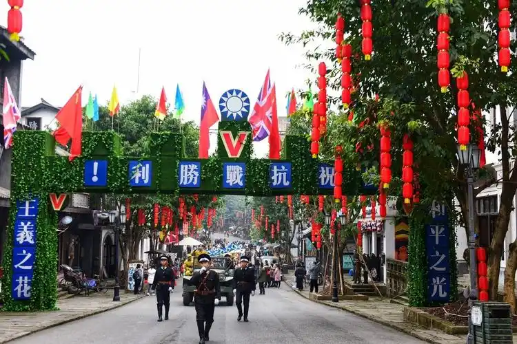 走进两江国际影视城民国街穿越到七八十年前的陪都重庆