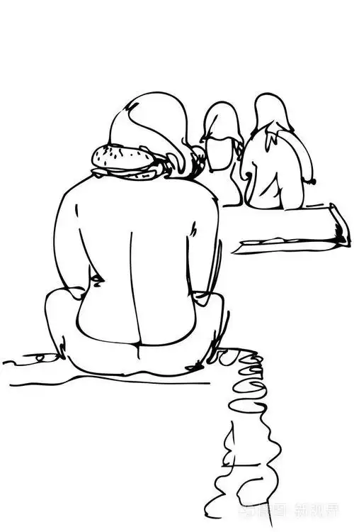 年轻人坐在他内裤的海滩上