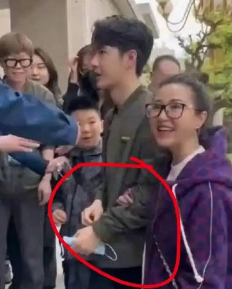 肖战并没有听粉丝的意见开除经纪人张晶,王一博也没有任何回应.