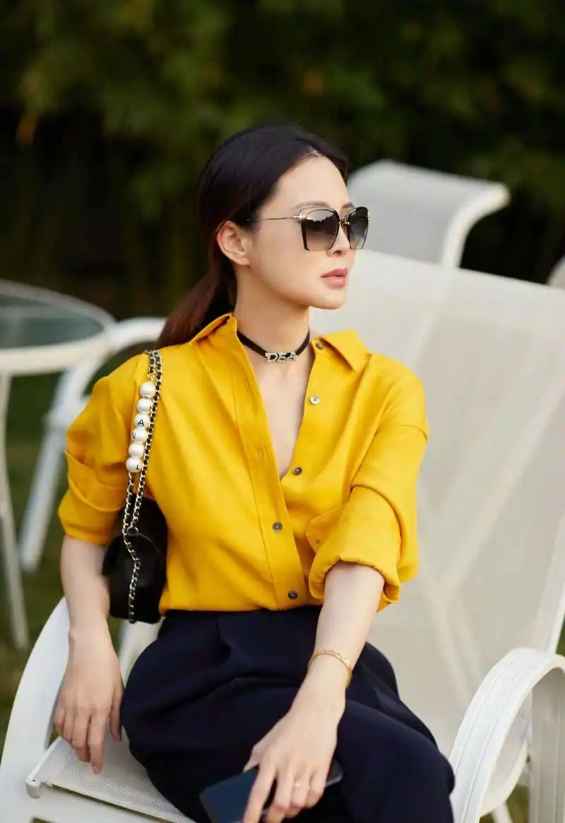 关悦好有霸道总裁范儿身穿黄色衬衫搭配黑色裤干练又霸气