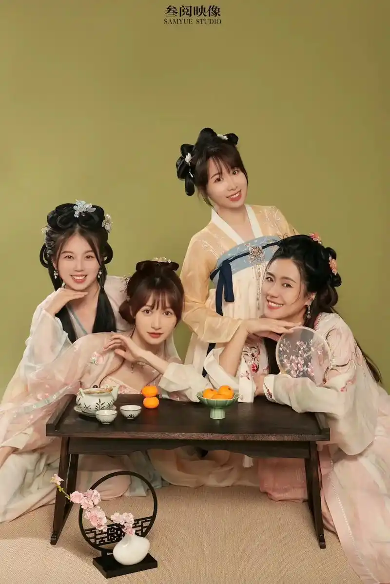 一起打闹嬉戏 四人汉服闺蜜照.#国风小聚 #姊妹花 #汉服闺 - 抖音