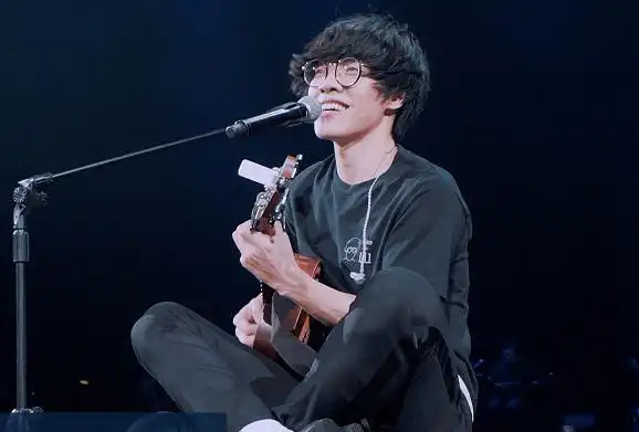 卢广仲为什么叫小队长他是什么音乐风格是民谣吗