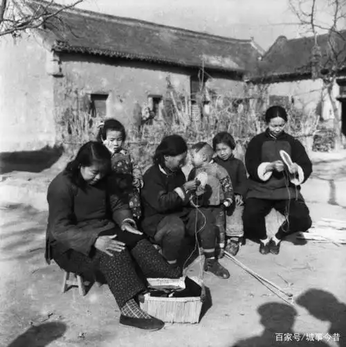 老照片再现上世纪50年代的中国人,虽然穷但是笑得真