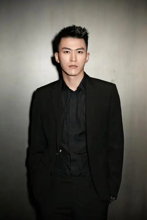 李俊锋受邀出席品牌活动 黑色西装解锁型男密码