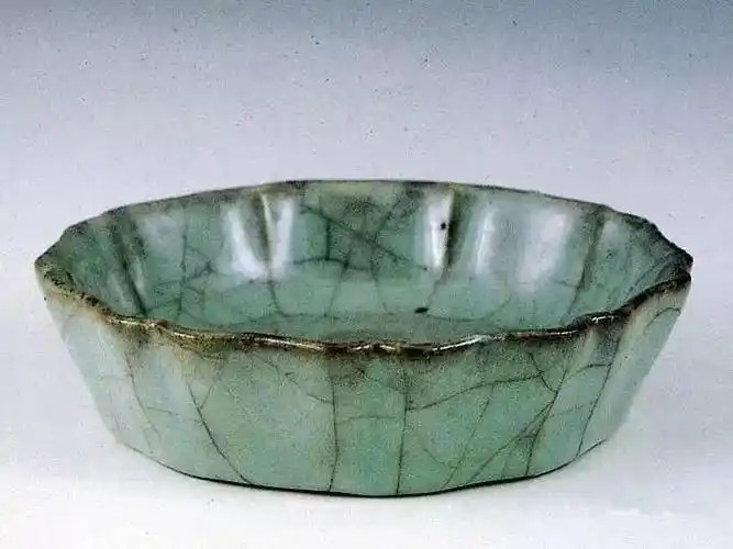 便以宋代官窑为主题像公众展示了台北故宫博物院所藏的宋代官窑瓷器