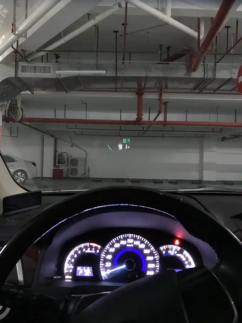 丰田凯美瑞安装圆盾车载hud抬头显示器,多图