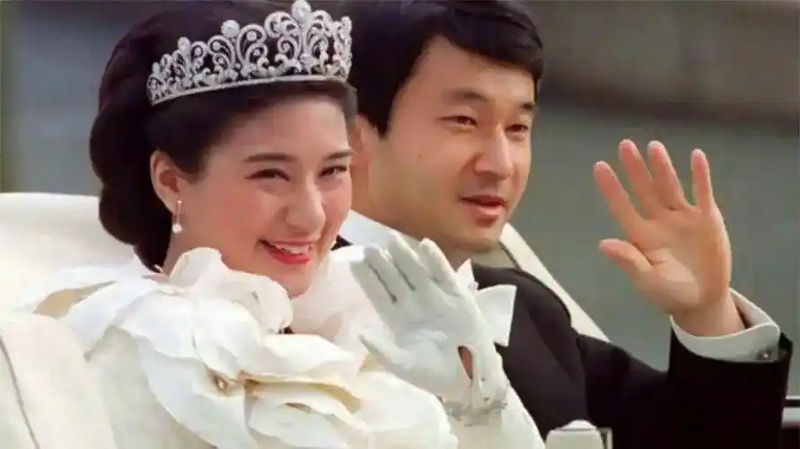 放张雅子皇后当年的婚礼照片吧——他老婆呢,人称雅子皇后,本科哈佛