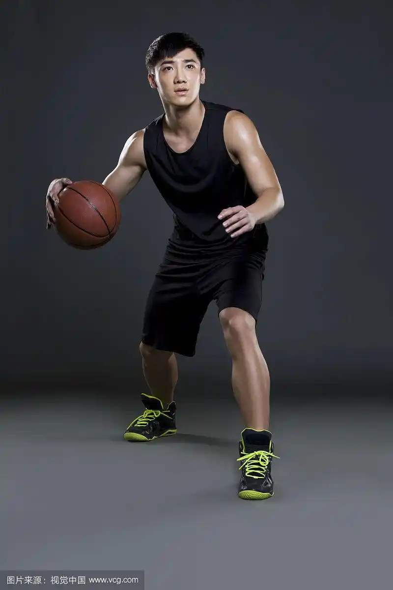 年轻男子打篮球