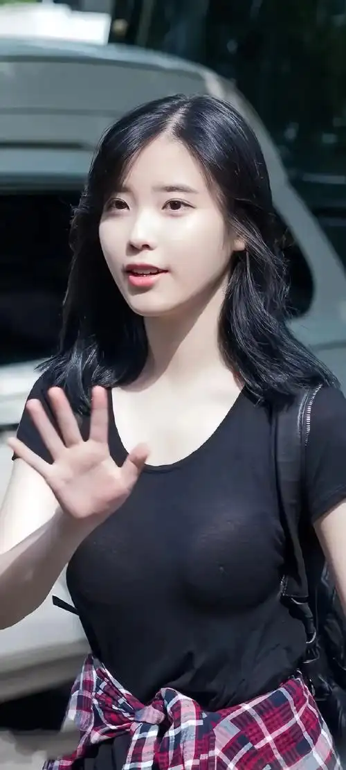 李知恩(iu),1993年5月16日出生于韩国首尔特别市,韩 - 抖音