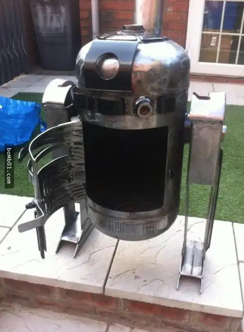 他辞去老师的工作选择自制造型火炉追求梦想,结果作品太吸引人