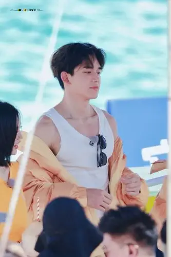 黄旭熙奔跑吧三亚路透~ lucas手臂肌肉线条也太撩了吧