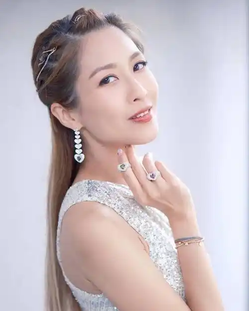 陈敏之,陈山聪担任内地超级盛典主持,前者美人鱼装惊艳会场_工作_照片