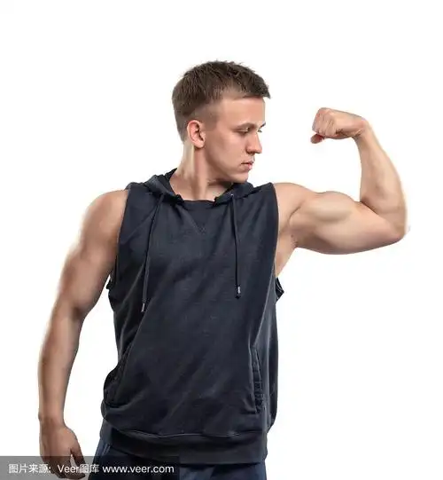 微笑的年轻肌肉男手臂肌肉的肖像