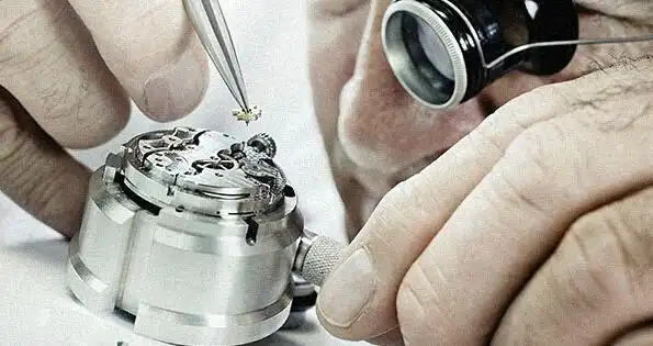 对于这些表带杭州广诚名表维修中心的师傅建议您:尽量避免表带与水份