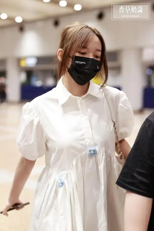 【6.29 程潇】程潇最新机场饭拍分享,身穿花朵装饰衬衫连衣裙.