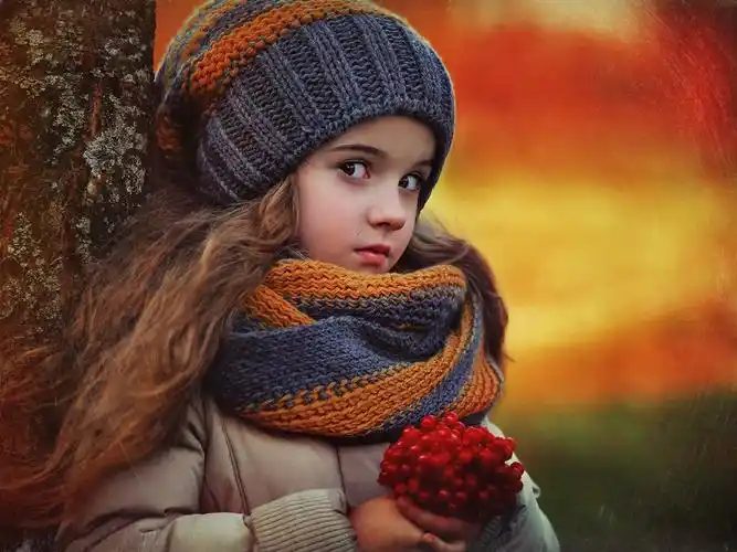 可爱的小女孩在秋天,围巾,帽子 桌布 - 1024x768