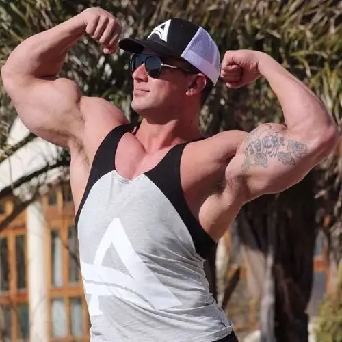 ▼妥妥的硬汉无疑硬朗的五官 强壮的肱二头肌带有纹身的麒麟臂也甚是