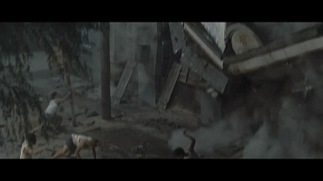 倒塌的房屋,遍地的哀嚎,震颤的镜头,一切都显得那么真实.