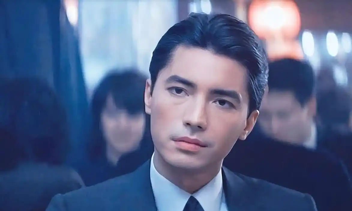 尊龙:亚洲第一美男的传奇人生,逆境中绽放的绝世风采 尊龙,一个名字