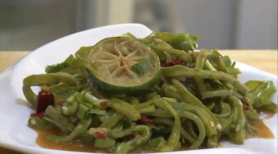 凉拌酸辣仙人掌#】在云南玉溪,有一家专门做傣族菜的农家乐,据店殖破